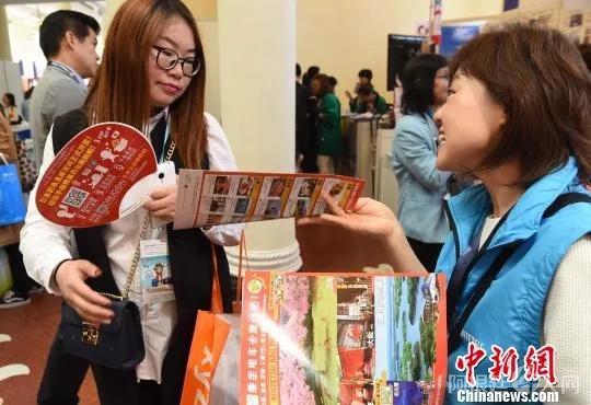 图为诸多日本企业在发放宣传资料,推介所推出的各项便利措施,吸引更多中国游客。 图为诸多日本企业在发放宣传资料,推介所推出的各项便利措施,吸引更多中国游客。