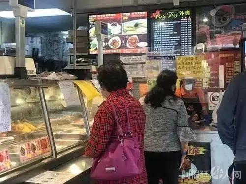 资料图：美国加州洛杉矶县关闭户外餐饮，但允许做外卖。(美国《世界日报》杨青 摄)

