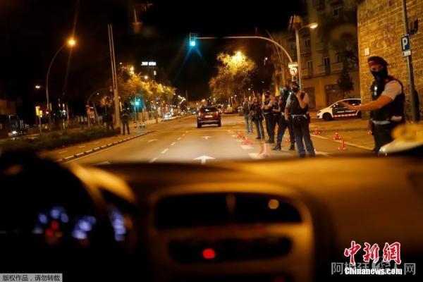 图为西班牙巴塞罗那，警察在街头执勤。