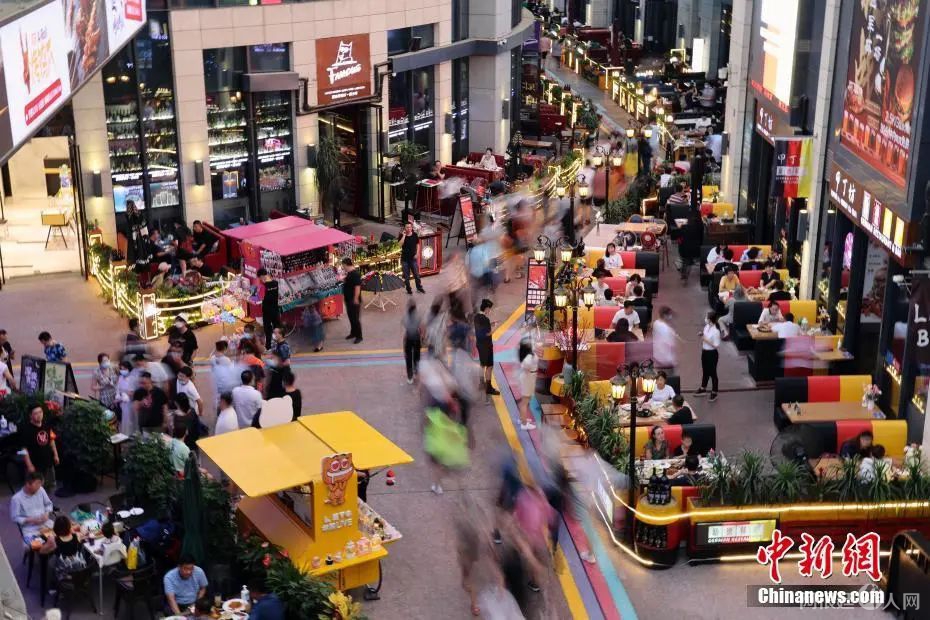 资料图：北京市民逛街购物。<a target='_blank' href='http://www.chinanews.com/'>中新社</a>记者 盛佳鹏 摄

