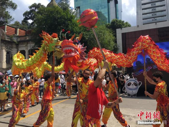 当地时间11月28日，巴西圣保罗，中巴武术爱好者在街头表演舞龙。当日，巴西华人协会、南美洲闽南同乡联谊总会联合10多家侨团，在圣保罗市繁华的保利斯塔大街举办迎接2022年北京冬奥会游园活动，吸引了众多侨胞及巴西民众参与。 中新社记者 莫成雄 摄