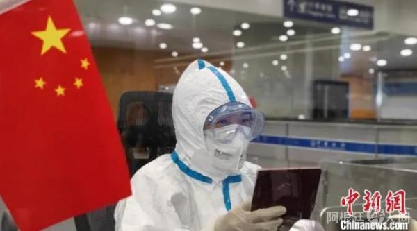 资料图：身着防护服的上海移民管理警察完成入境航班查验任务。尹慧 摄
