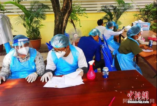 当地时间4月16日，“春苗行动”在柬埔寨正式启动，图为柬方工作人员审核材料。中新社记者 欧阳开宇 摄