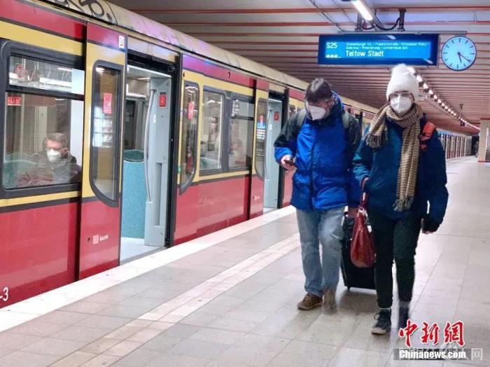 资料图：柏林一处地铁站内，候车乘客戴上了N95口罩。 中新社记者 彭大伟 摄
