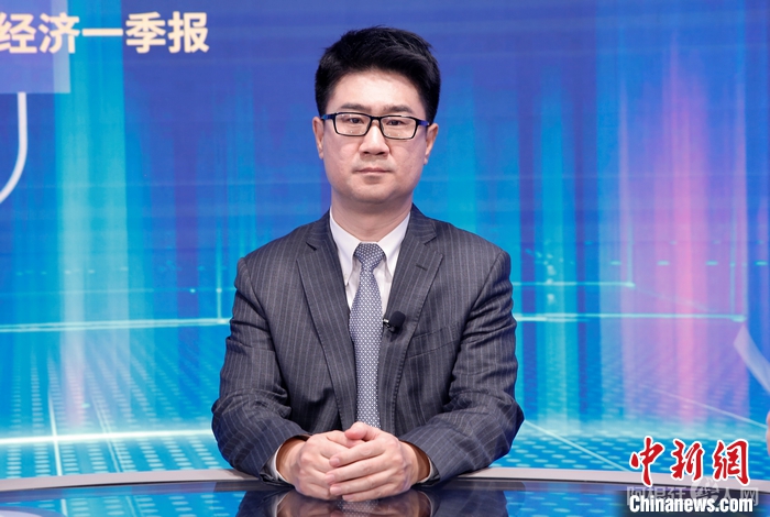 中国民生银行首席研究员温彬在《中新财经·中国经济“新”观察》栏目现场。 中新社记者 李骏 摄