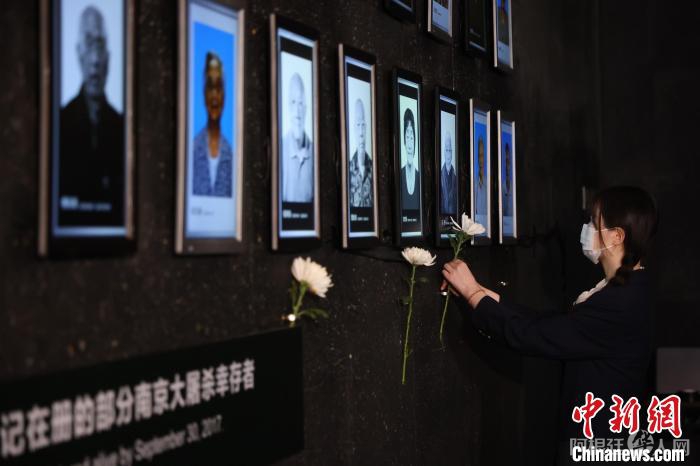 离世幸存者的后代，都将一份继承嘱托、讲述历史的重任刻在心上。　泱波 摄