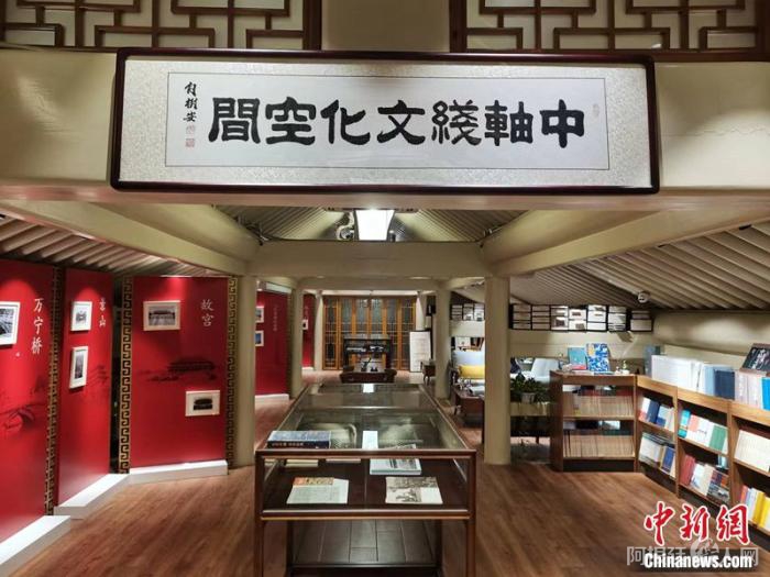 中国书店(雁翅楼店)内陈列的书籍。上官云 摄