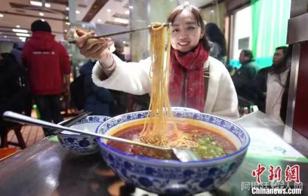 图为兰州一家牛肉面馆推出“超级牛大碗”牛肉面引来民众追捧品尝。(资料图)杨艳敏摄