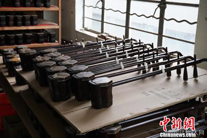 资料图为成品二胡正准备打包发往全国各地。