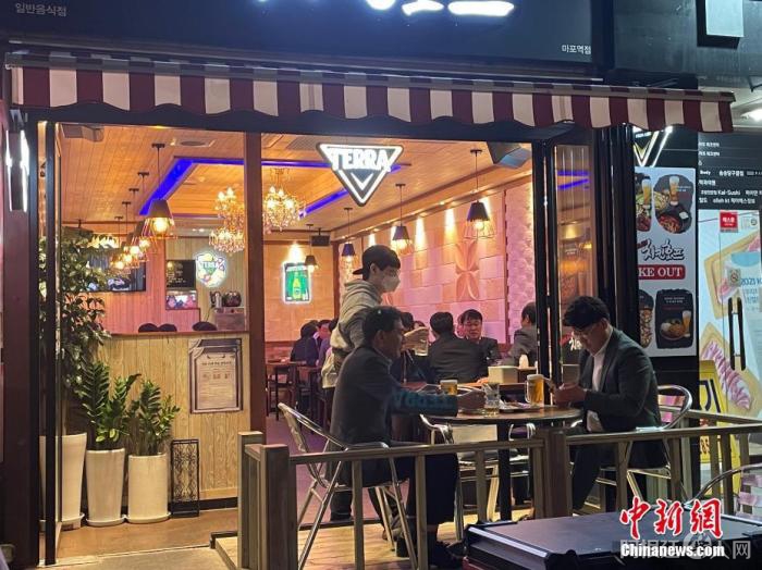 当地时间4月18日，韩国市民在首尔麻浦区一餐厅用餐。 中新社记者 刘旭 摄