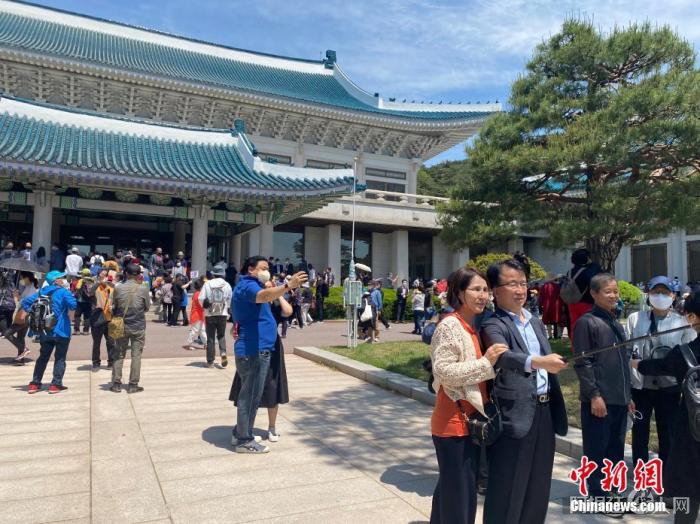 当地时间5月10日，韩国青瓦台时隔74年首次向公众全面开放。图为参观者们在青瓦台本馆前自拍合影留念。 中新社发 刘婧妮 摄