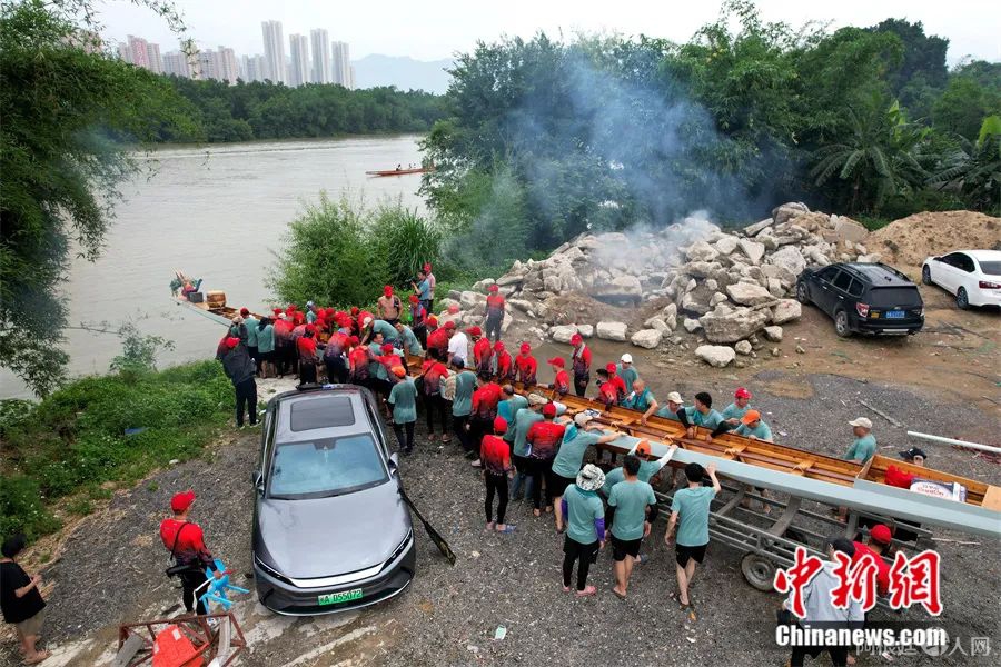 福建民间端午习俗——龙舟下水。中新社记者 王东明 摄