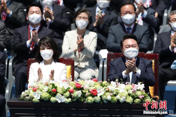 当地时间5月10日，尹锡悦正式就任第二十届韩国总统，并于当天上午在首尔汝矣岛的国会议事堂举行就职典礼。图为就职仪式上的尹锡悦与夫人金建希。 中新社发 YANG DONG WOOK 摄