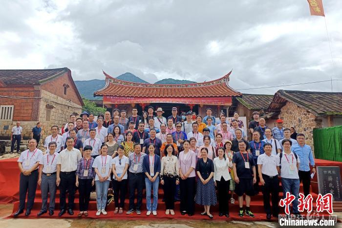 活动当天，来自全国部分省市台联会长、海峡两岸同名村代表、在大陆台胞、专家学者等近百人出席活动。　廖珍妹 摄