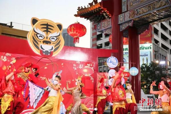 资料图：2022年1月29日，“点亮耀华力”春节灯光展在泰国曼谷唐人街举行。中新社记者 王国安 摄