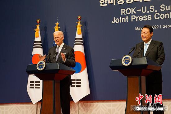 资料图：当地时间5月21日下午，韩国总统尹锡悦在位于首尔龙山的总统府与到访的美国总统拜登举行首脑会谈，并发表韩美领导人联合声明。图为尹锡悦（右）和拜登（左）在会谈后举行联合记者会。 中新社记者 刘旭 摄