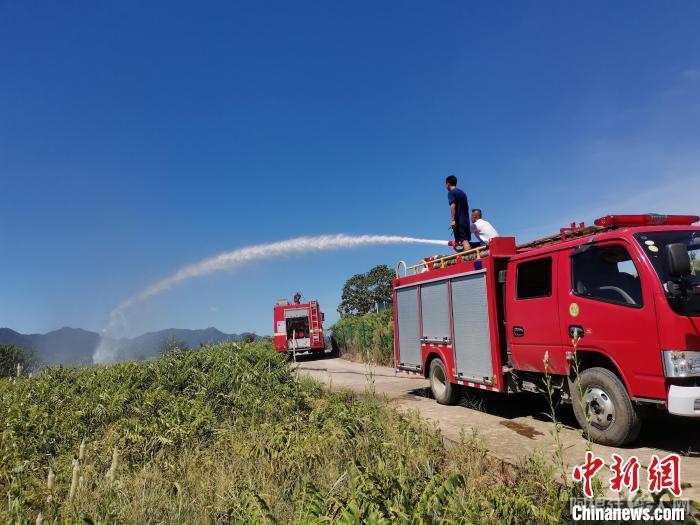 资料图：近日湖北黄石消防员为当地一香椿产业园送水 湖北黄石消防供图