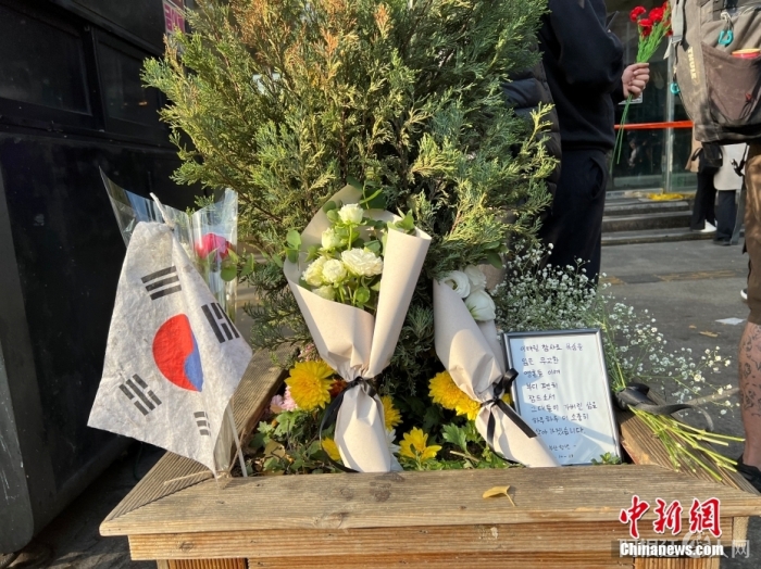 当地时间10月29日晚，韩国首尔龙山区梨泰院发生大规模踩踏事故。截至目前，首尔梨泰院踩踏事故已造成上百人死伤。这起事故发生在梨泰院一巷子内，目前该巷子已封锁。图为当地时间10月30日，有民众到事发地献花哀悼。 中新社记者 刘旭 摄