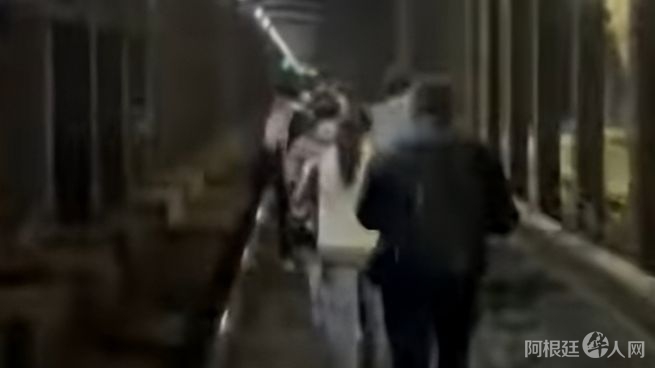 Los pasajeros debieron ser evacuados por los túneles.&nbsp;