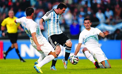 虽然吐了，但并不影响梅西在场上的发挥。 /新华社