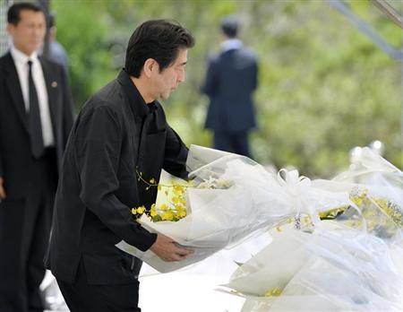 安倍出席冲绳战殁者追悼仪式承诺减轻冲绳负担