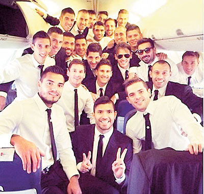 阿根廷众球星机舱玩自拍梅西为队友解压（图）