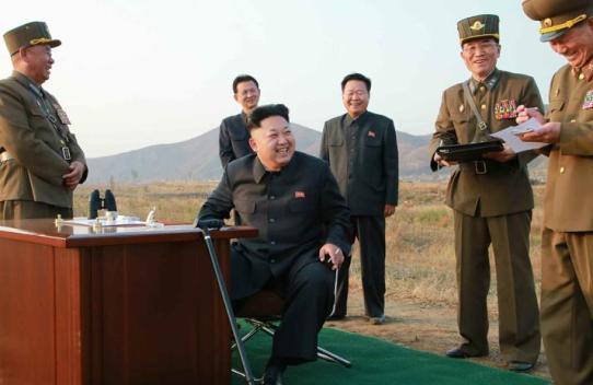 金正恩指导飞行训练 坐进驾驶舱了解技术数据