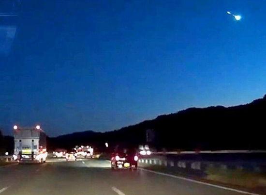 目击者提供的火流星(右上)图像(网页截图)