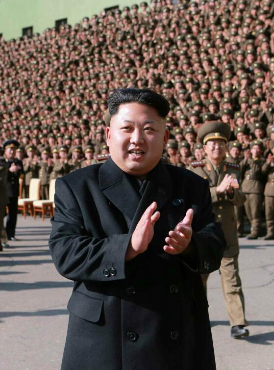 金正恩同朝鲜人民军合影留念 黄炳誓陪同(图)