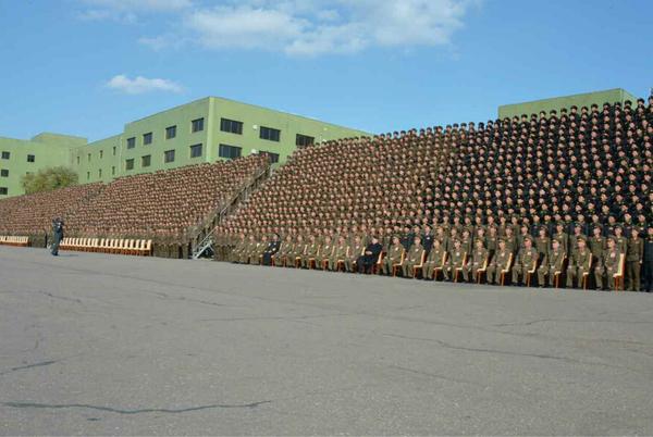 据朝中社平壤11月5日电朝鲜劳动党第一书记、国防委员会第一委员长、人民军最高司令官金正恩4日同朝鲜人民军第三次营长、营政治指导员大会与会者合影留念。