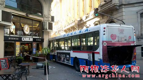 colectivo-choco-esquina-Peru-Yrigoyen_CLAIMA20150409_0051_36.jpg