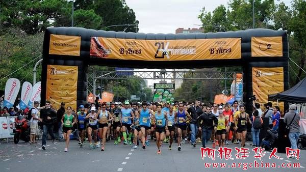 Largada-atletas-detras-avanza-participantes_CLAIMA20150412_0134_27.jpg