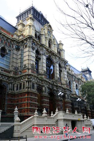 8该建筑的左侧，各方向建筑风格各异.JPG