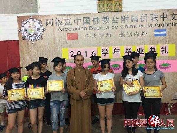 法师与同学合影600.jpg