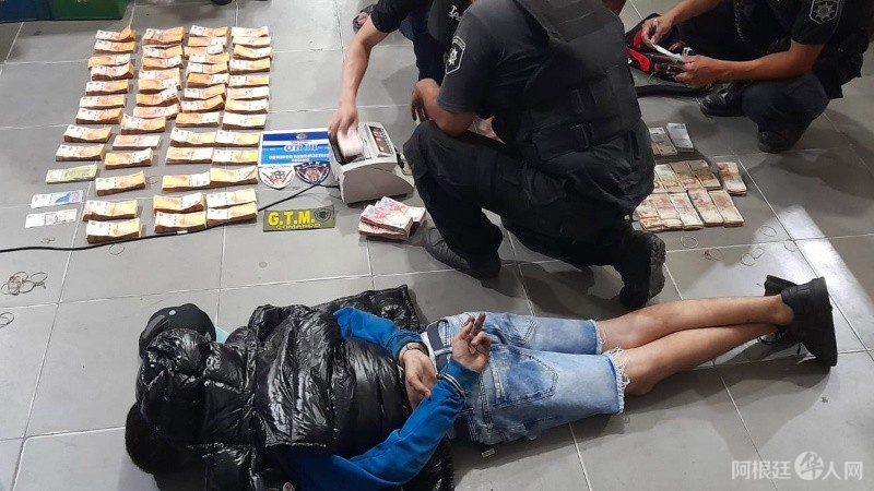 detenido_5_palos