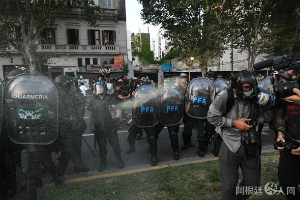 01-02-2024_nuevos_enfrentamientos_entre_policias_y-2jpg