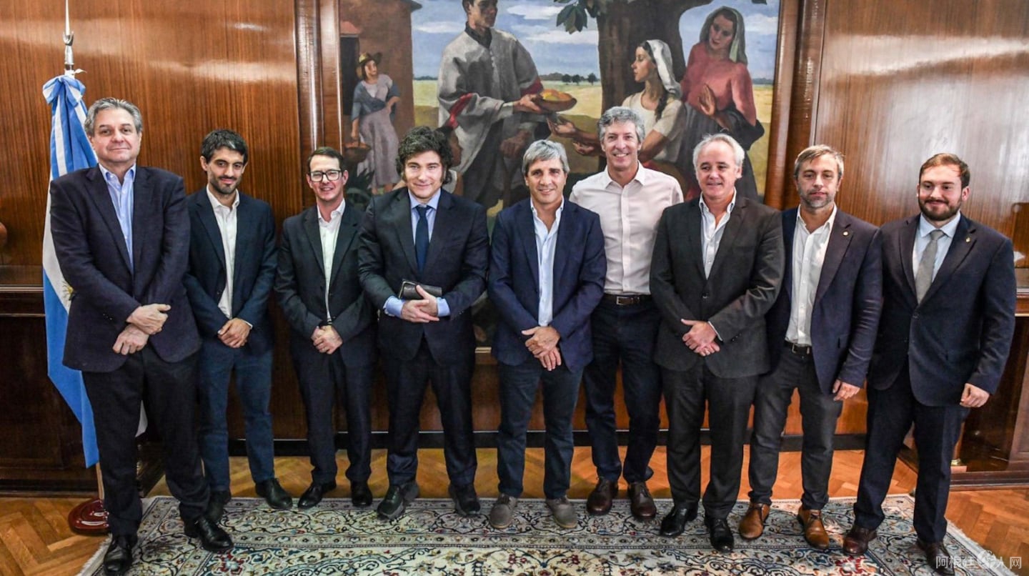 javier-milei-y-luis-caputo-junto-al-resto-del-equipo-economico-foto-x-luiscaputoar-TG44I3FOKVBSJD2PEDW7LPALHU