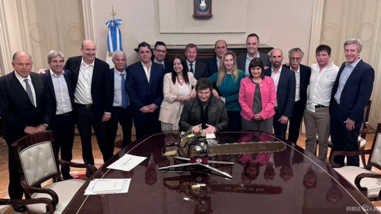 el-presidente-javier-milei-junto-a-su-equipo-y-una-motosierra-sobre-la-mesa-principal-en-casa-rosada-foto-x-jmilei-D6JI2YJEWVGHPCMU5AXIJO4HUY