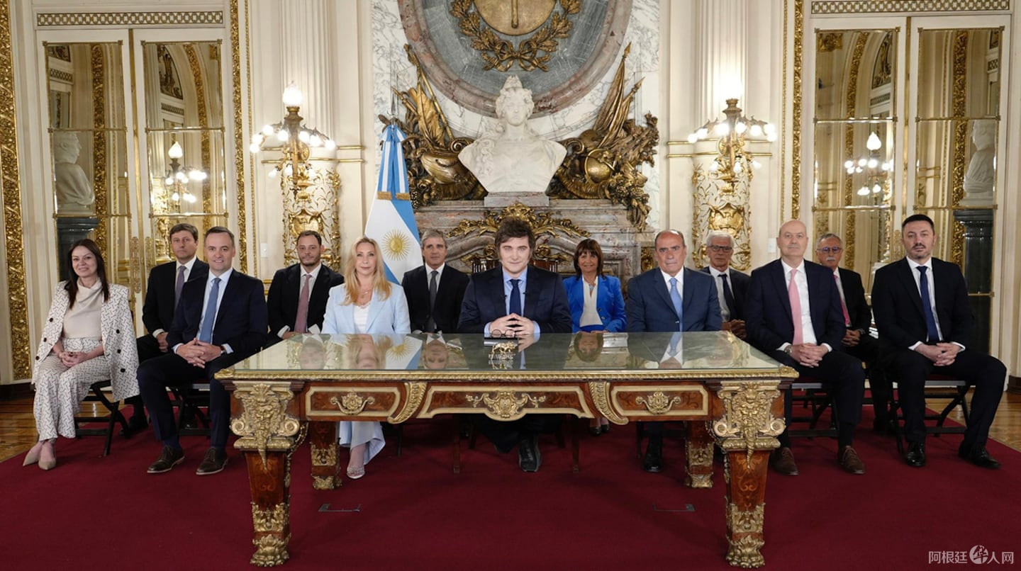 el-presidente-javier-milei-junto-a-su-gabinete-en-el-mensaje-por-cadena-nacional-por-su-primer-ano-de-gobierno-foto-presidencia-H3HOAFEALBCRPEMS7KPMRCFC44