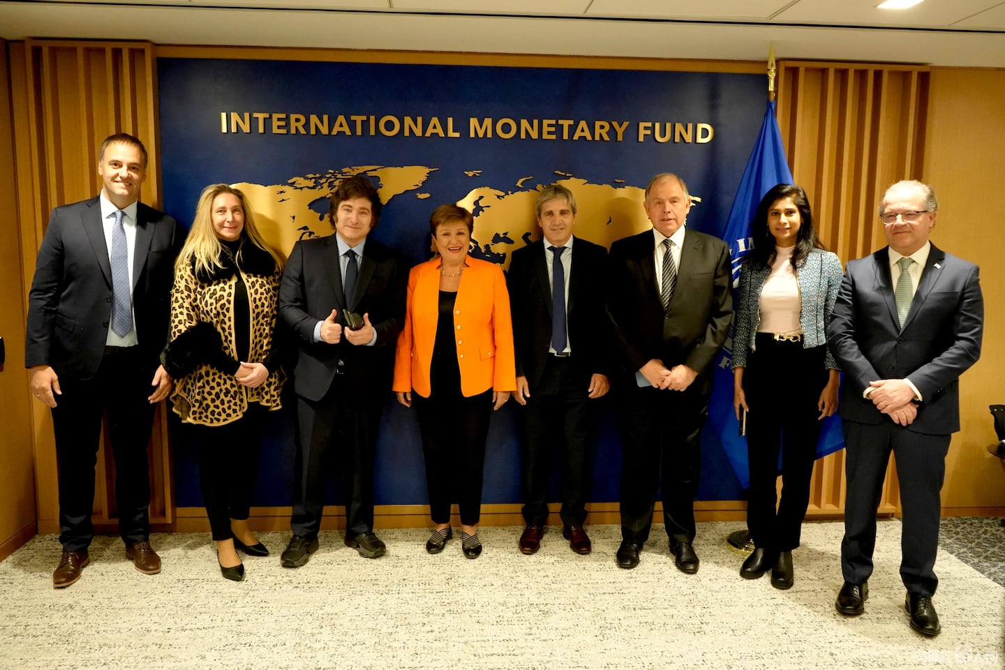 la-comitiva-argentina-junto-al-equipo-del-fmi-en-la-sede-de-washington-foto-presidencia-2AY673KDYZEJPKVN5J5NVZEI2Q