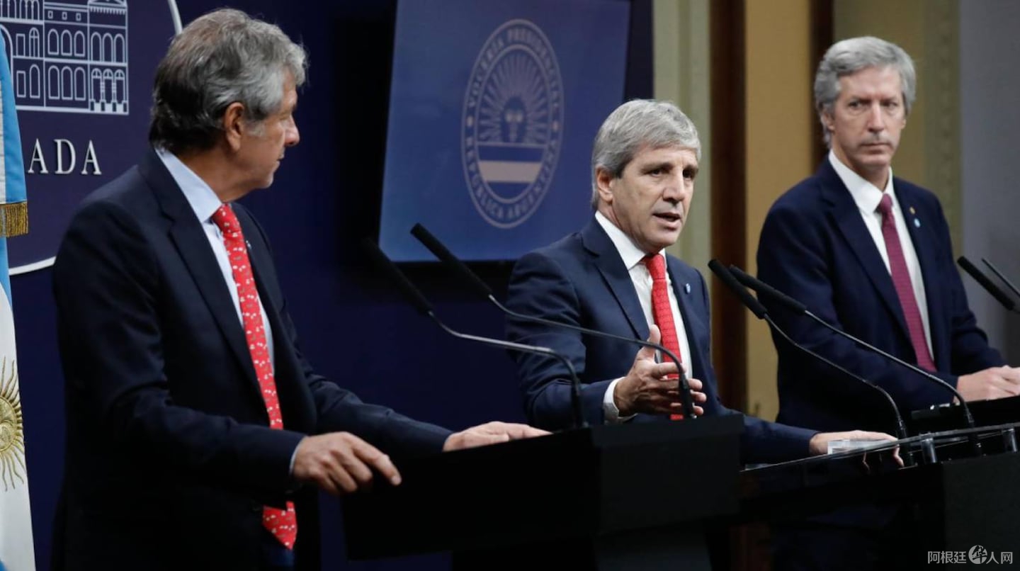 los-titulares-del-arca-juan-pazo-de-economia-luis-caputo-y-del-bcra-santiago-bausilli-en-el-anuncio-de-medidas-para-incentivar-el-uso-de-los-dolares-del-colchon-foto-argentinagobar-OM2YUMIBIVCAXOF2PG6GKRATNU