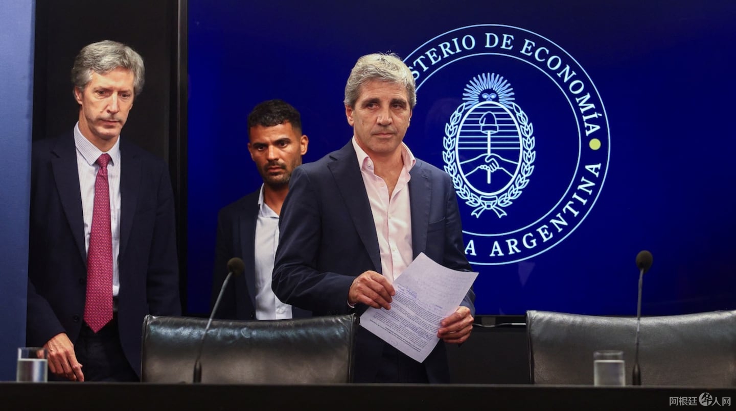 el-ministro-de-economia-luis-caputo-y-el-titular-del-banco-central-santiago-bausili-foto-reutersmatias-baglietto-CXF4Y3XIPFDFNINBM6WQM4KLOM