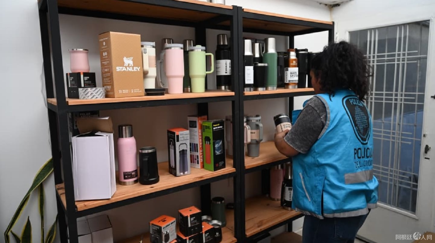 la-mercaderia-falsa-estaba-almacenada-en-un-departamento-foto-policia-de-la-ciudad-6J2EODR6V5DXDBJB5G5SKWY5EQ