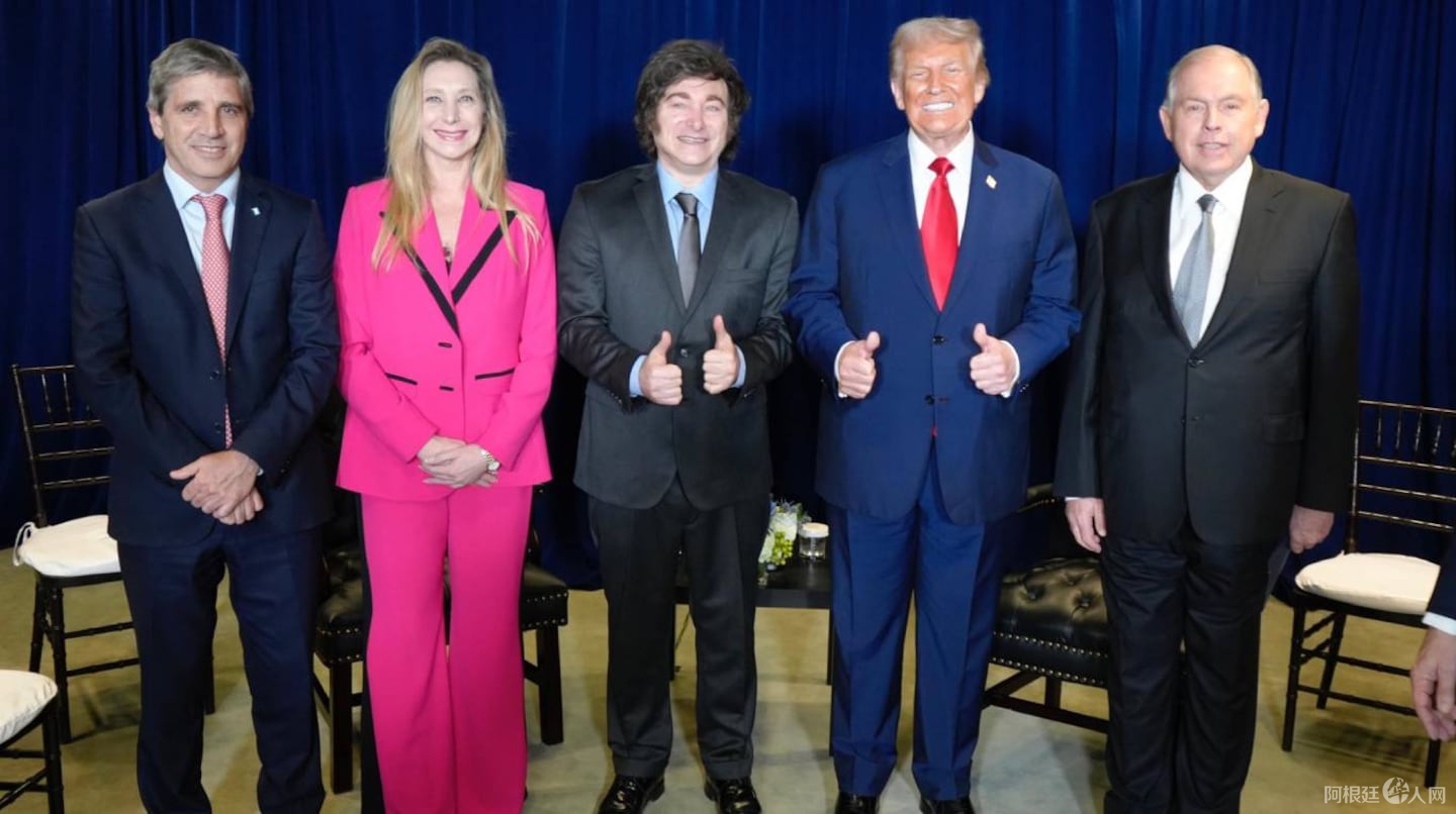 el-presidente-javier-milei-junto-a-su-comitiva-y-su-par-de-estados-unidos-donald-trump-foto-x-luiscaputoar-AXI67PUT6NDU5CGZ655OEXPOXA