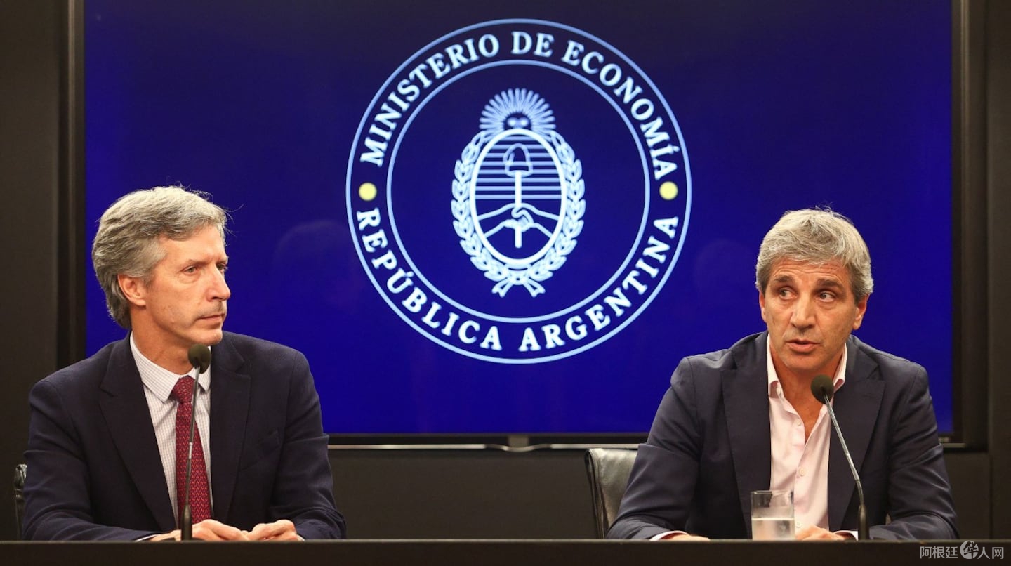 el-ministro-de-economia-luis-caputo-y-el-presidente-del-banco-central-santiago-bausili-foto-reutersmatias-baglietto-NOEHGEASS5BBBF23GXRDJM52KE