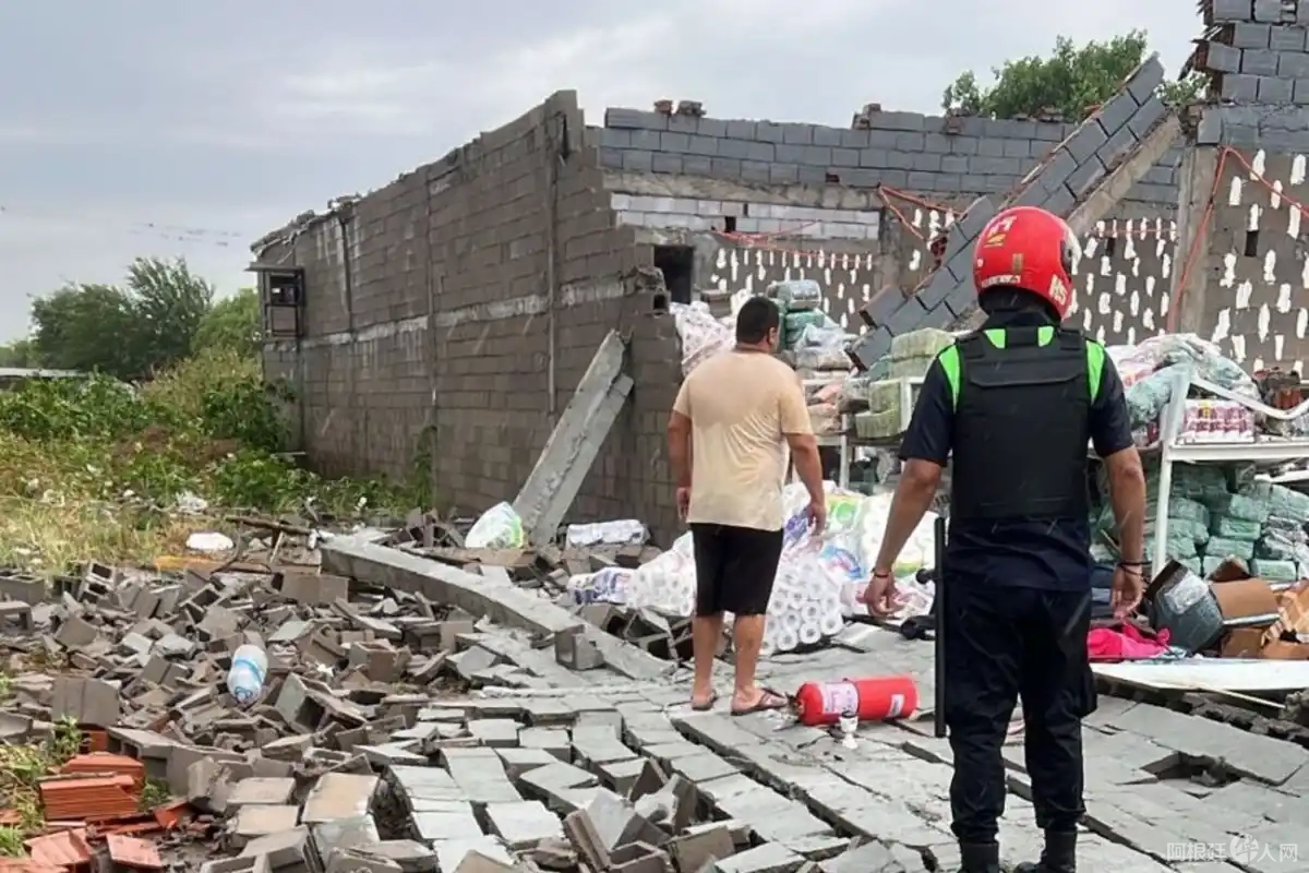 1200x800_cuatro-personas-fueron-hospitalizadas-tras-derrumbe-supermercado-delfin-gallo-1108193-204249