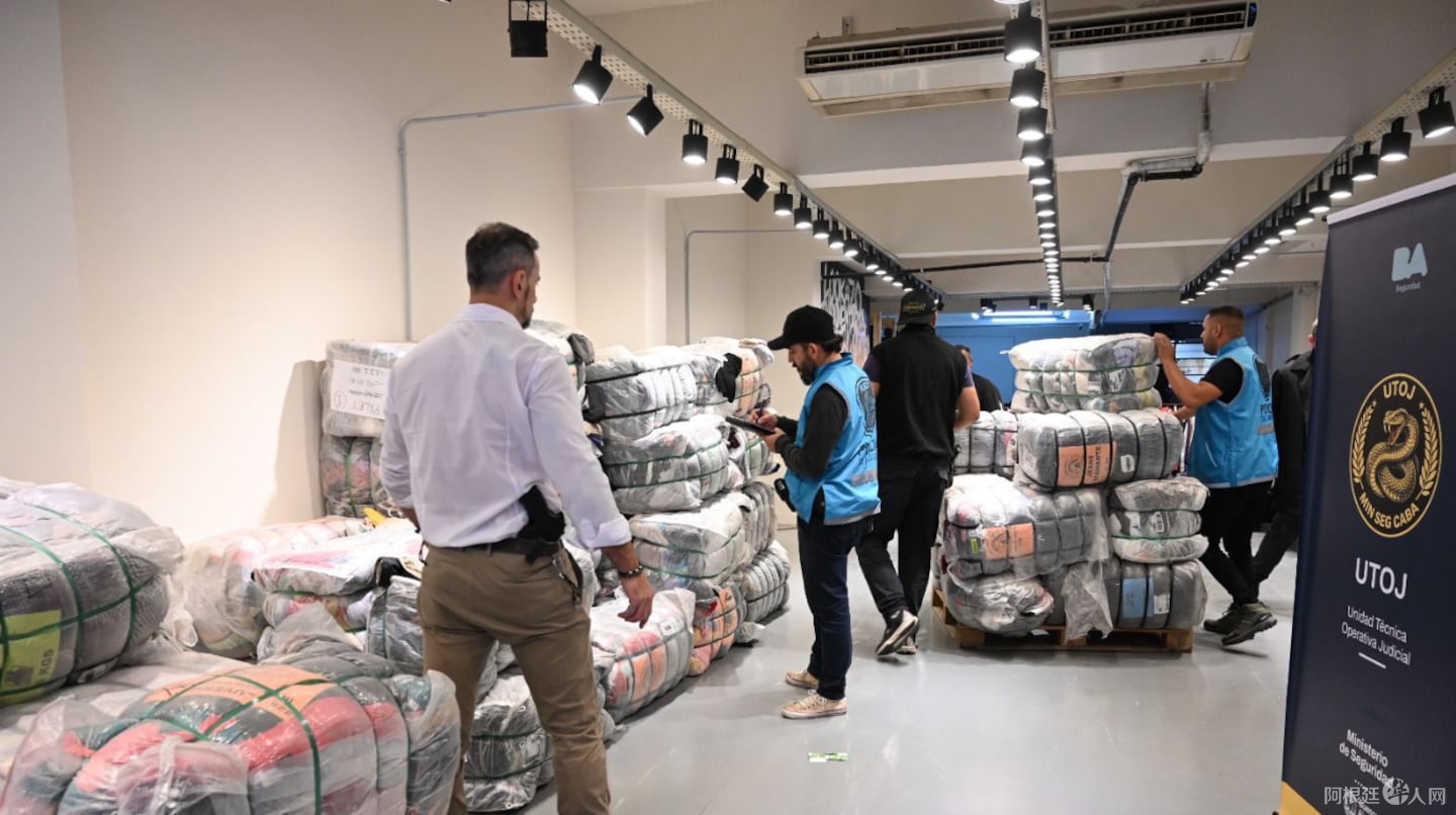 allanaron-un-local-en-belgrano-y-secuestraron-ropa-de-contrabando-valuada-en-mas-de-150-millones-foto-policia-de-la-ciudad-IVXTPRO2QVAVBLC2RPQIZN45FY