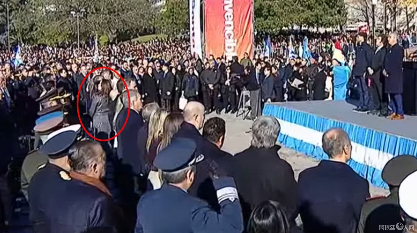 la-llamativa-postura-de-victoria-villarruel-con-milei-durante-el-himno-que-mostro-la-transmision-oficial-captura-de-video-I27AAQDMKNGGPEVLYE4VD2P75Y