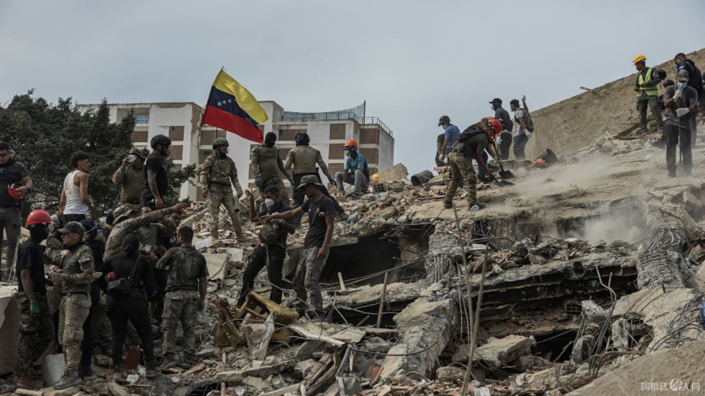 rescatistas-realizan-labores-de-busqueda-de-personas-desaparecidas-en-una-zona-afectada-por-los-terremotos-este-domingo-en-tanaguaneras-la-guaira-venezuela-efe-henry-chirinos-ZXSAFUH5Q5DNHDKGTTRT2VM7IQ